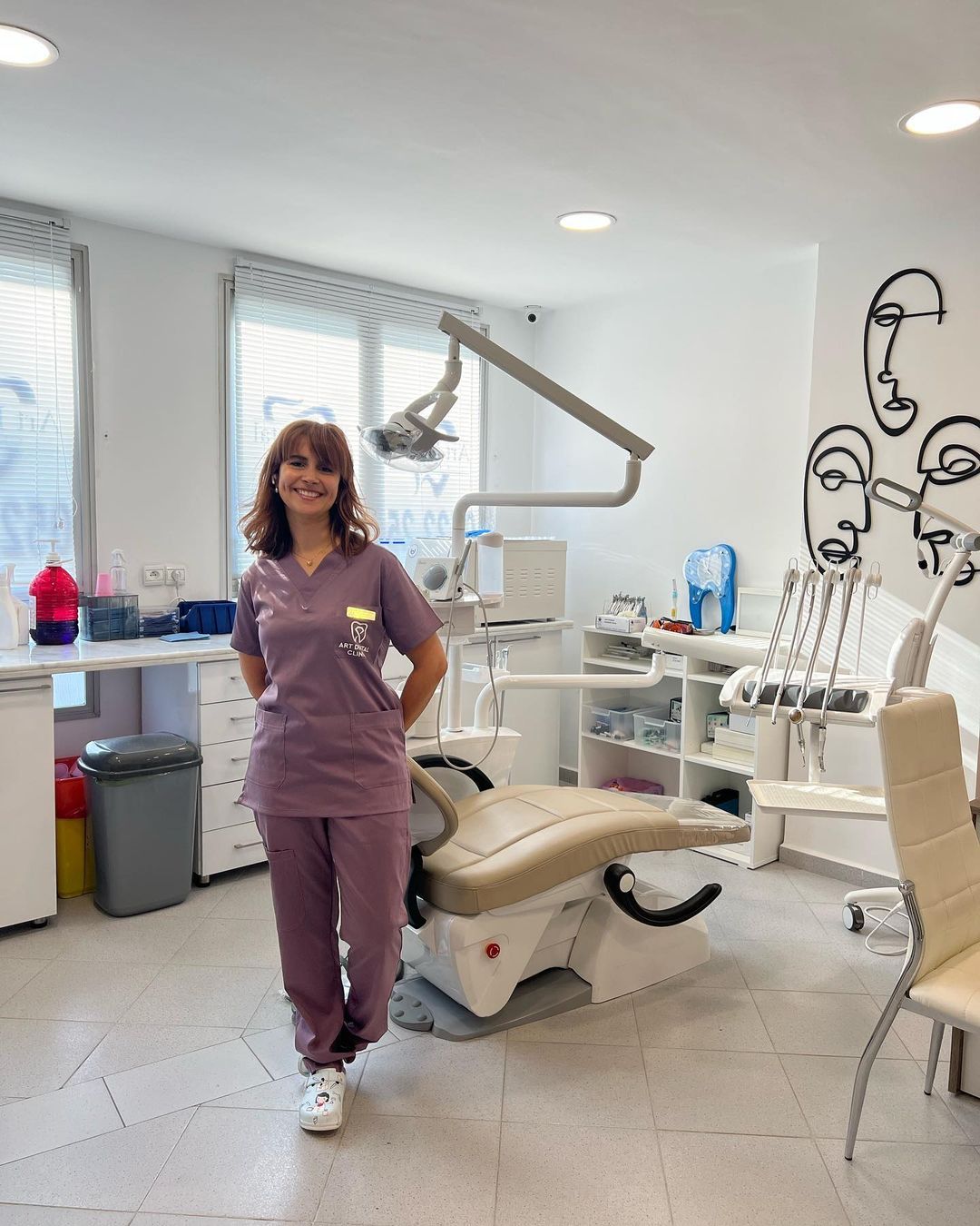 Docteur Alia Bencheikh, spécialiste en dentisterie, avec une expertise en implantologie et orthodontie